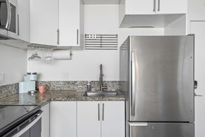 Een koelkast, een magnetron, een oven, een kookplaat