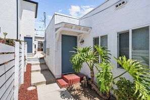 Property grounds - Bright North Park Studio with Parking, AC & Yard (San Diego)