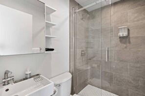 Een douche, een haardroger, handdoeken, zeep