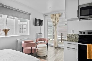 Een bureau, een strijkplank/strijkijzer, gratis wifi, beddengoed