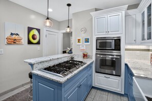 Kjøleskap, mikrobølgeovn, ovn og kokeplater