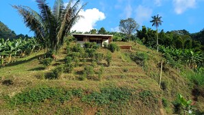 A house on a hillside with a clear sky. - Cozy cabin in charming Jardin with WiFi (Jardin)