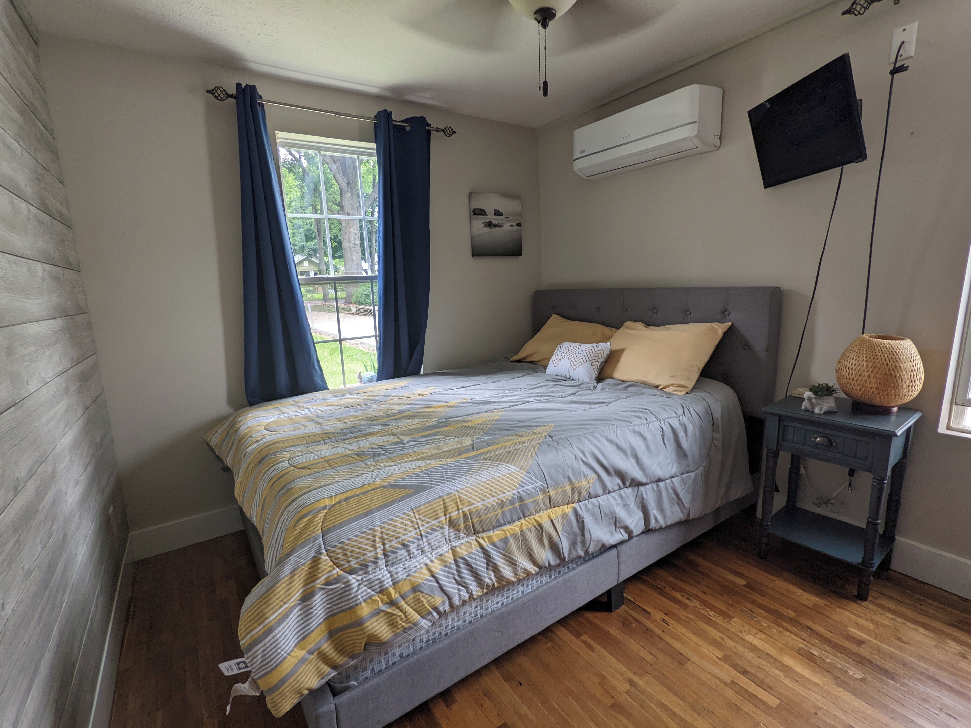 2 bedrooms, internet, bed sheets