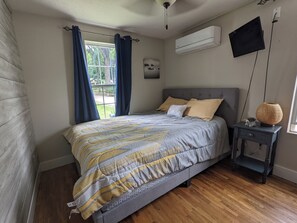 2 bedrooms, Internet, bed sheets - Charming 2-bedroom bungalow in peaceful Springfield with AC (Springfield)