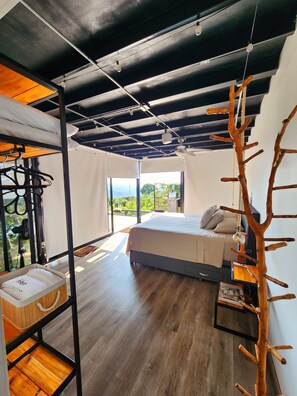 1 soveværelse, pengeskab på værelset