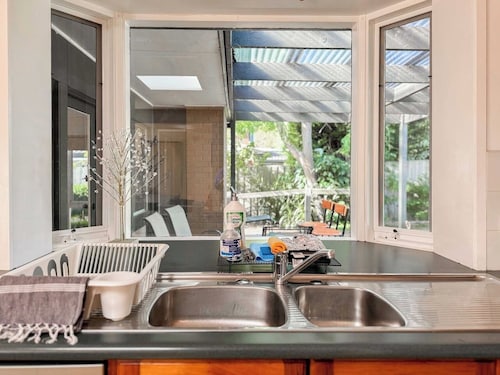 Serene 4B2B House Near Mornington w parking WIFI