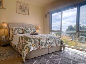 4 bedrooms, desk, iron/ironing board, WiFi