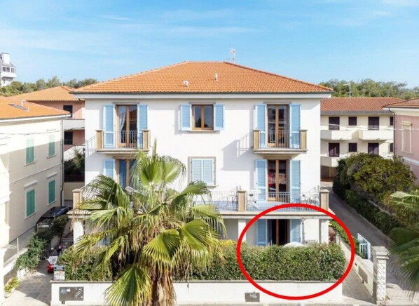 A two-story building with a red-tiled roof, white walls, and blue shutters. - Zì Maria (Cecina)