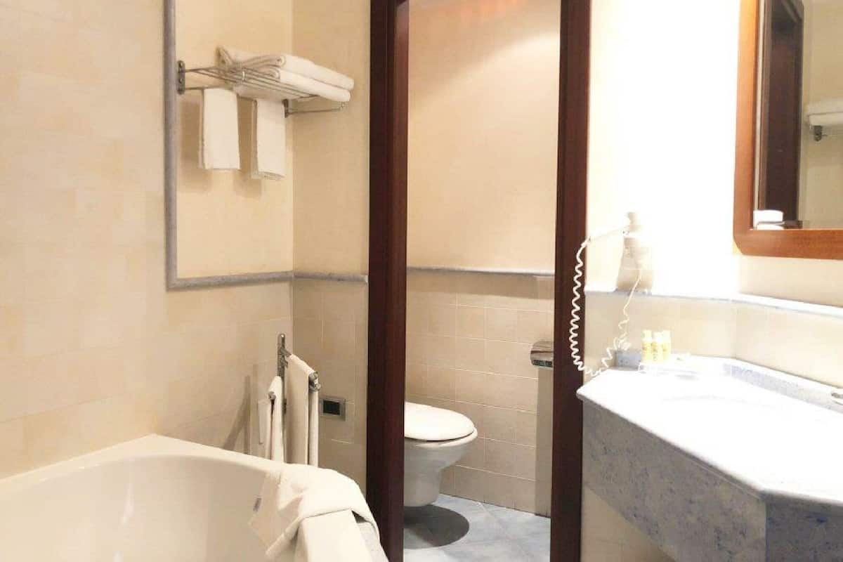 Une salle de bain avec une baignoire, des toilettes et un lavabo.
