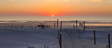 En la playa, camastros y toallas de playa