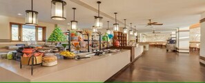 Un'area buffet con diverse pietanze e una decorazione natalizia.