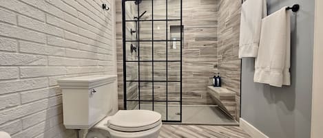 Douche, sĂšche-cheveux, serviettes fournies, savon