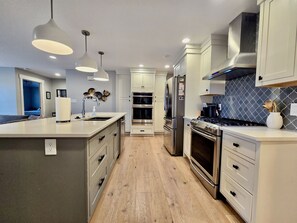 冷蔵庫、電子レンジ、オーブン、コンロ