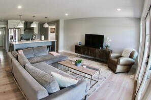 Living area - Modern 3-bed farmhouse AC, Wifi (Terre Haute)