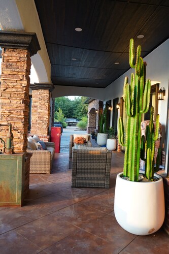 Spacious 8 Bedroom w/ Swimming Pool & Indoor Basketball Court. Close to BPS