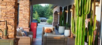 Spacious 8 Bedroom w/ Swimming Pool & Indoor Basketball Court. Close to BPS