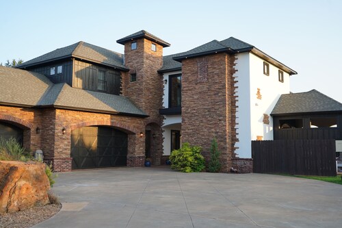Spacious 8 Bedroom w/ Swimming Pool & Indoor Basketball Court. Close to BPS