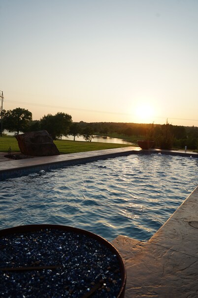 Spacious 8 Bedroom w/ Swimming Pool & Indoor Basketball Court. Close to BPS