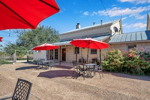Outdoor dining - Historic Texas Oil Boom B&B in Fredericksburg built in the 1860s! (Fredericksburg)
