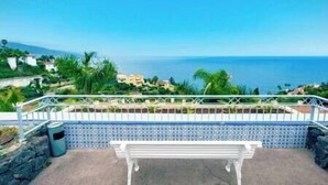 A balcony with a white bench overlooking a coastal view. - BIMBA Studio Park (La Quinta)