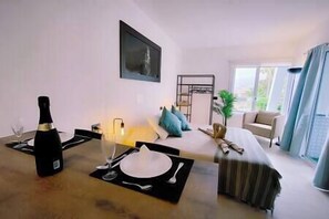 Bügeleisen/Bügelbrett, Reisekinderbett, WLAN, Bettwäsche