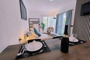 Iron/ironing board, travel crib, WiFi, bed sheets - BIMBA Studio Park (La Quinta)