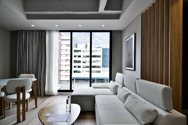 Apartment (7) | Living area | Smart TV - Wynwood House 123 (Bogotá)
