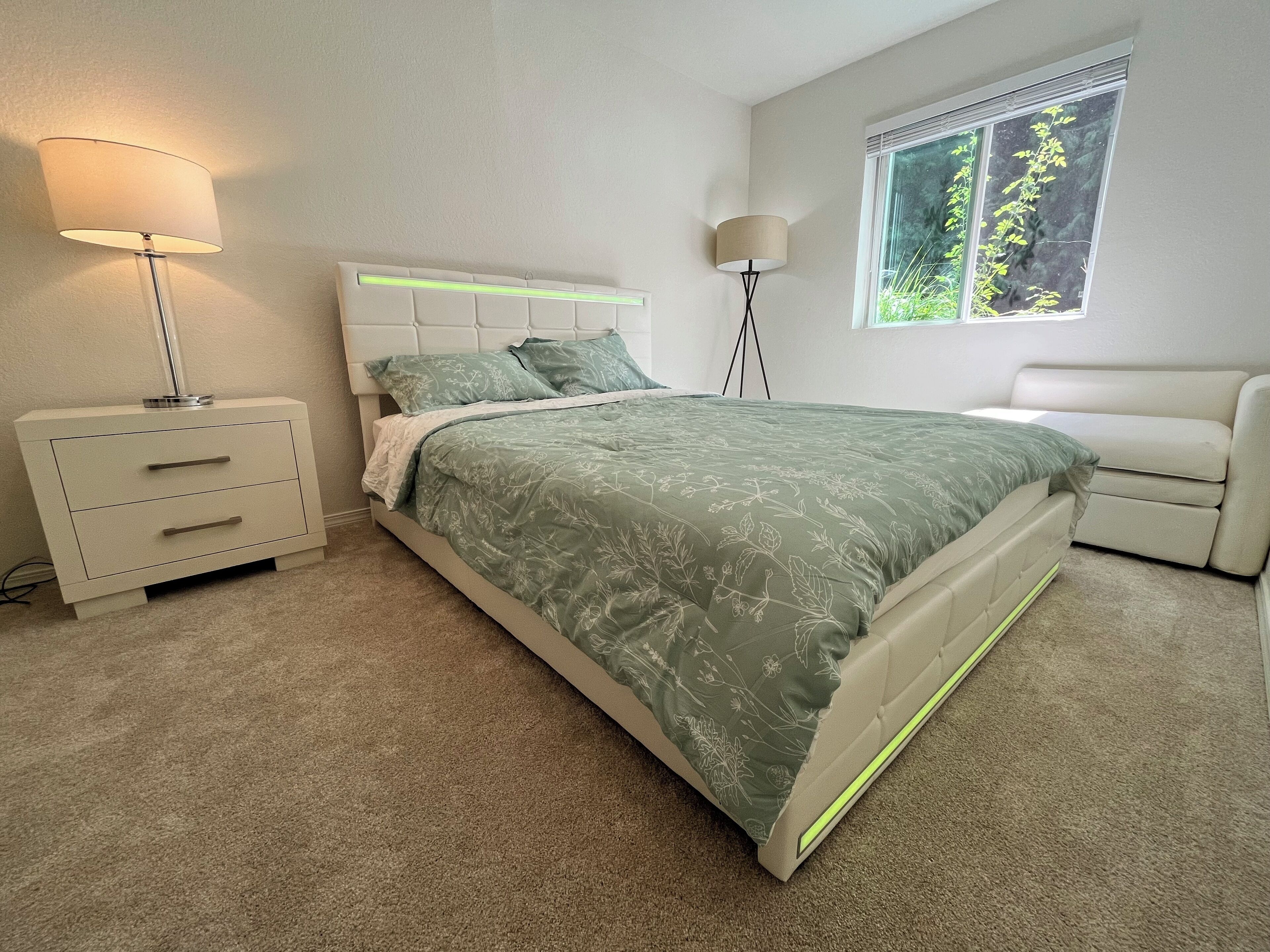 Charming 2-Bed Condo in Juanita: Enjoy Trails, Parks, and Beaches Nearby