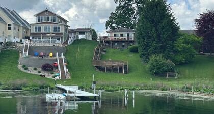 Charming 3-bedroom lake house on Tri lakes 6 miles north of Columbia City.