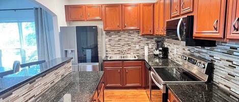 冰箱、微波炉、烤箱、炉灶