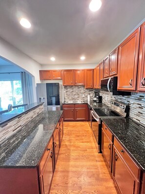 雪櫃、微波爐、焗爐、爐具