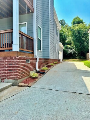 Property grounds - ATL Modern Retreat: 3BR, 8 Guests, Near Downtown & Airport (Atlanta)