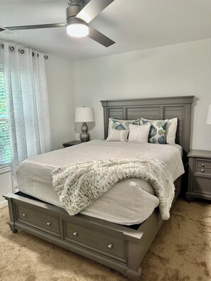 3 bedrooms, iron/ironing board, WiFi, bed sheets - ATL Modern Retreat: 3BR, 8 Guests, Near Downtown & Airport (Atlanta)