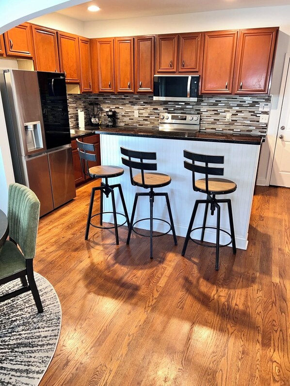 雪櫃、微波爐、焗爐、爐具