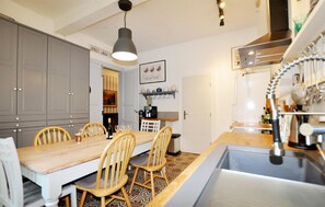 Kjøleskap, ovn, kokeplater og oppvaskmaskin