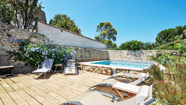 A wooden deck with lounge chairs and a swimming pool. - Awesome home in Thézan-des-Corbières (Thézan-des-Corbières)