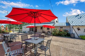 Outdoor dining - Whole house in Luckenbach w/full kitchen, hot breakfast, great views! (Fredericksburg)