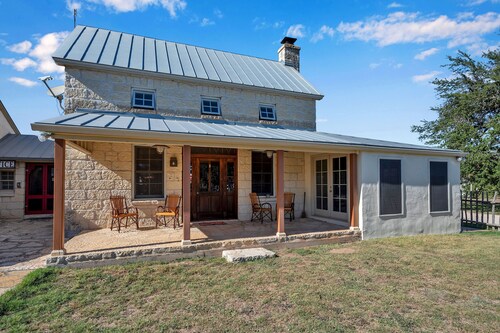 Whole house in Luckenbach w/full kitchen, hot breakfast, great views!