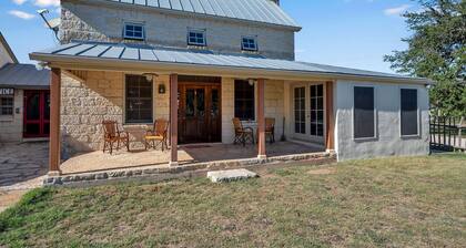 Whole house in Luckenbach w/full kitchen, hot breakfast, great views!