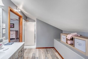 Shower, hair dryer, towels - Whole house in Luckenbach w/full kitchen, hot breakfast, great views! (Fredericksburg)