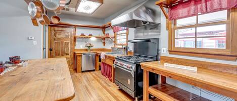 Kylskåp, mikrovågsugn, kaffe- och tebryggare och grytor/köksredskap