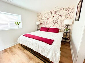 1 Schlafzimmer, Zimmersafe, Schreibtisch, Bügeleisen/Bügelbrett