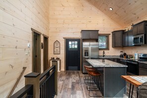 House - Brand NEW 2bed 2bath w Hot Tub (Sevierville)