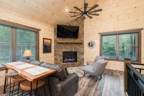 House | 2 bedrooms, Internet - Brand NEW 2bed 2bath w Hot Tub (Sevierville)