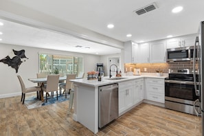 Køleskab, mikrobølgeovn, ovn, kogeplade