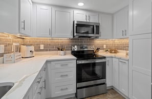 Køleskab, mikrobølgeovn, ovn, kogeplade