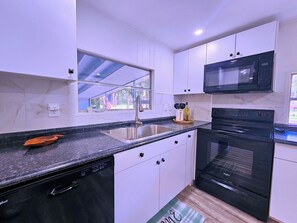 Micro-ondes, four, plaque de cuisson, lave-vaisselle