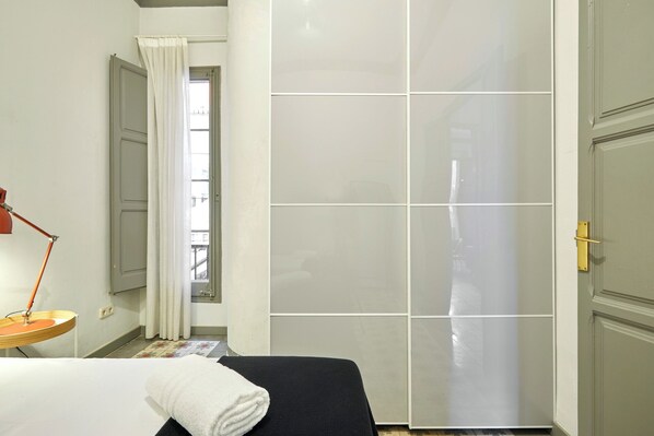 3 habitaciones, tabla de planchar con plancha, wifi y ropa de cama 