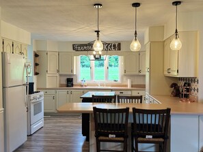 Fridge, microwave, oven, stovetop - Charming 4-bedroom farmhouse! (Dongola)