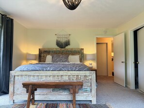 WiFi, bed sheets - Charming 4-bedroom farmhouse! (Dongola)